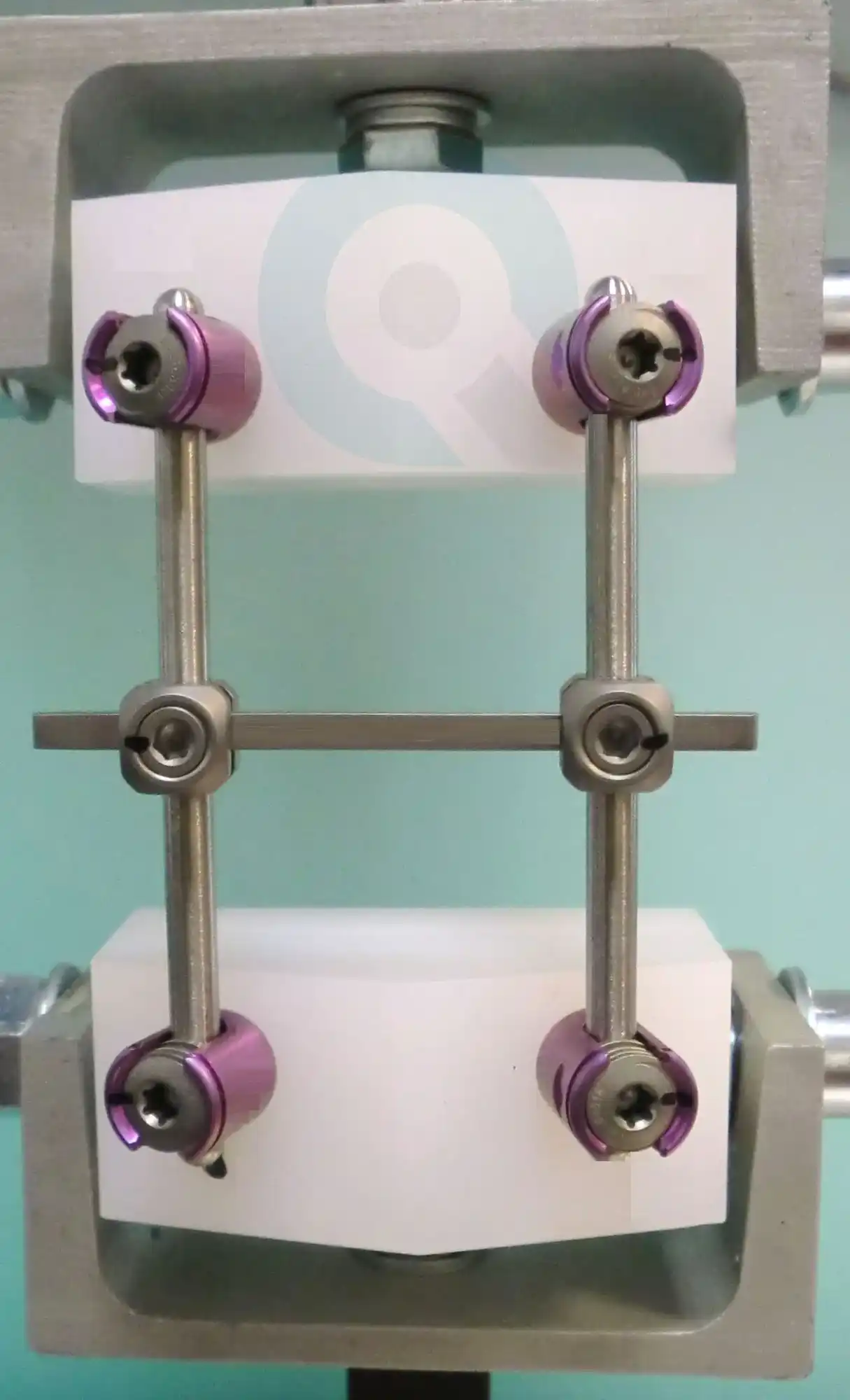 Spine Test Setup ASTM F1717 The image shows a test setup for the fatigue testing of spinal implants according to ASTM F1717